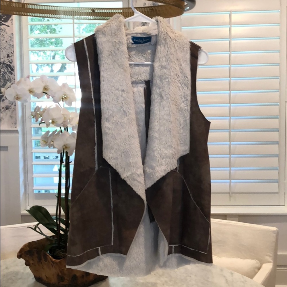 Lightweight faux leather brown vest!
